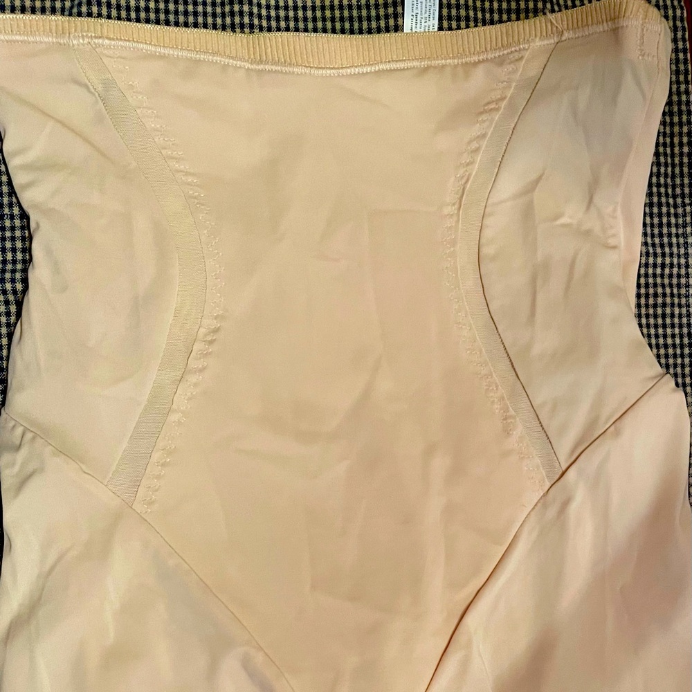 New Maidenform Spanx/Control Panties